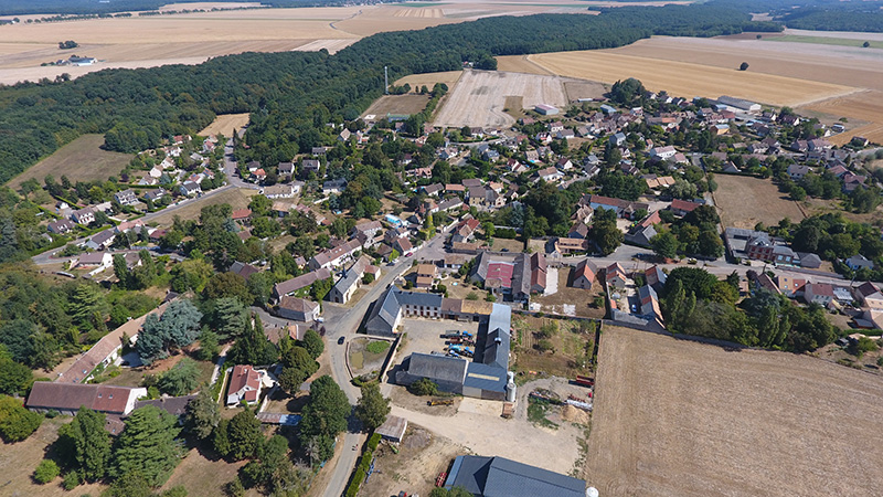 Commune de Richarville dans l'Essonne vue du ciel par un temps ensoleillé