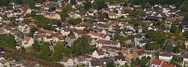 Vue aérienne d'un lotissement de maison en banlieue pavillonnaire en Essonne